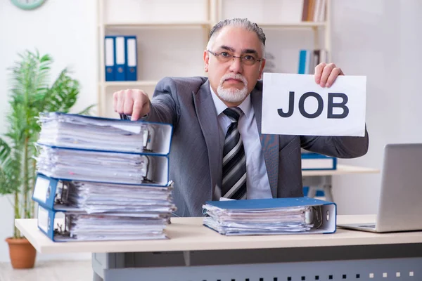 Ältere männliche Mitarbeiter unzufrieden mit exzessiver Arbeit — Stockfoto