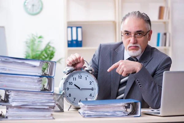 Homem idoso empregado infeliz com excesso de trabalho — Fotografia de Stock