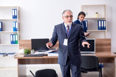 Ofiste çalışan iki kriminolog.