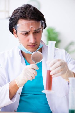 Laboratuvarda çalışan genç bir kimyager.