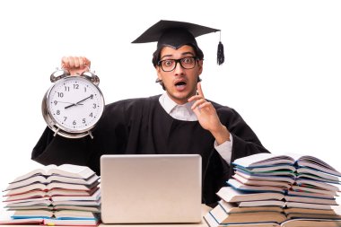 Beyaz tenli yakışıklı bir öğrenci.