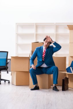 Genç yakışıklı işadamı yeni iş yerine taşınıyor.