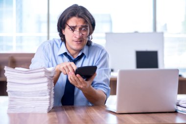 Genç çalışan aşırı işten memnun değil.