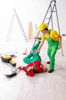 Yaralı işçi ve iş arkadaşı