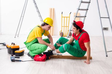 Yaralı işçi ve iş arkadaşı