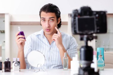 Genç yakışıklı adam blogunu hijyen konseptiyle kaydediyor.