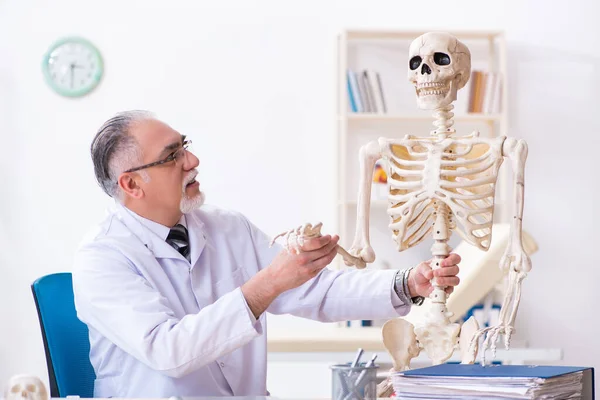 Homme âgé médecin avec squelette — Photo