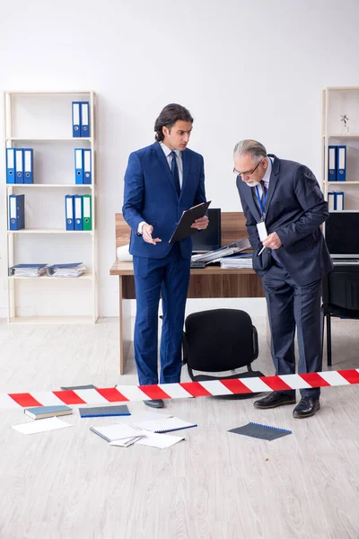 Dos criminólogos expertos trabajando en la oficina —  Fotos de Stock