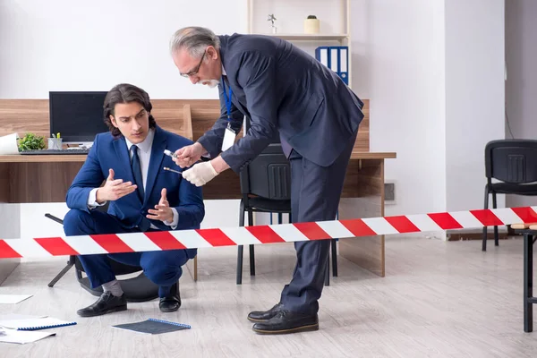 Dos criminólogos expertos trabajando en la oficina —  Fotos de Stock