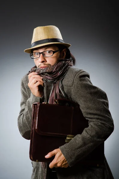 Homme portant un chapeau vintage dans un concept drôle — Photo