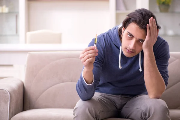 Jongeman die thuis problemen heeft met verdovende middelen — Stockfoto