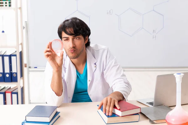 Mladý student chemik ve třídě — Stock fotografie