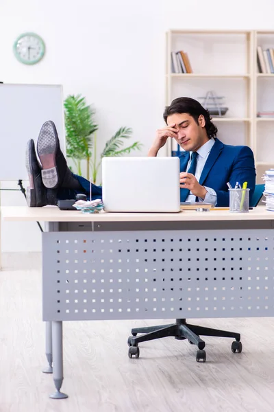 Jungunternehmer sitzt und arbeitet im Büro — Stockfoto