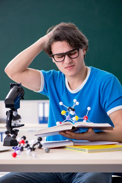 Mladý muž student ve třídě — Stock fotografie