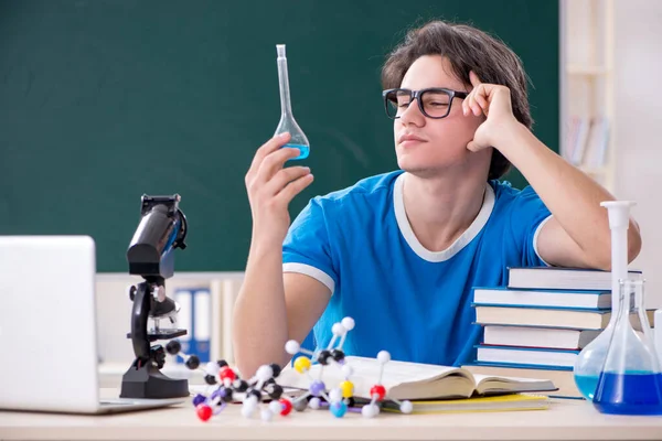 Jonge mannelijke student in de klas — Stockfoto