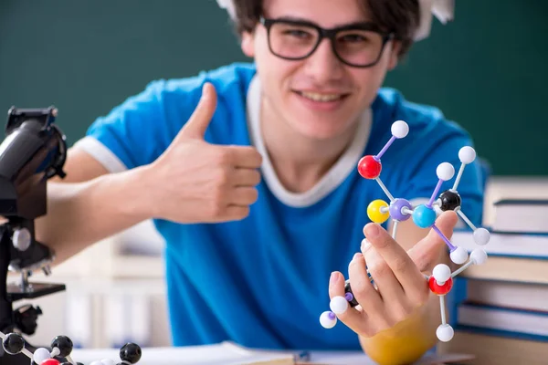 Jovem estudante na sala de aula — Fotografia de Stock