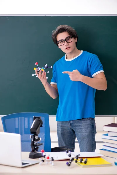 Joven estudiante masculino en el aula —  Fotos de Stock