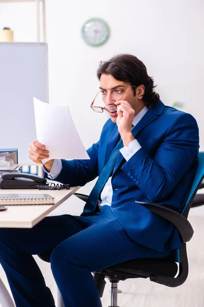 Fiatal üzletember ül és dolgozik az irodában. — Stock Fotó