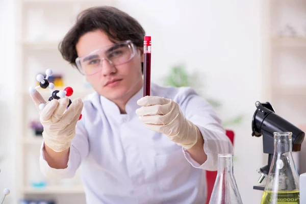 Junger männlicher Biochemiker arbeitet im Labor — Stockfoto