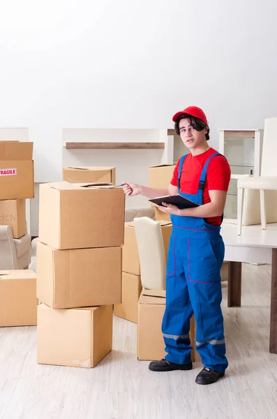 Jonge mannelijke aannemer met dozen die binnen werken — Stockfoto
