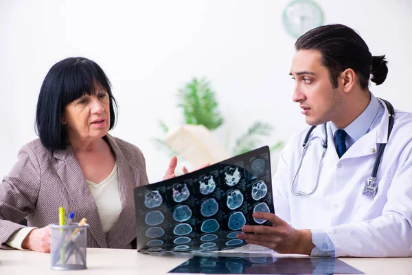 Giovane medico visita anziana anziana — Foto Stock