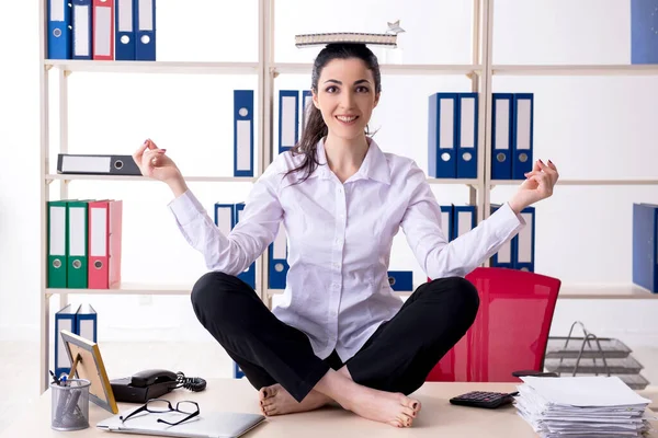 Молода жінка-працівник робить вправи в офісі — стокове фото