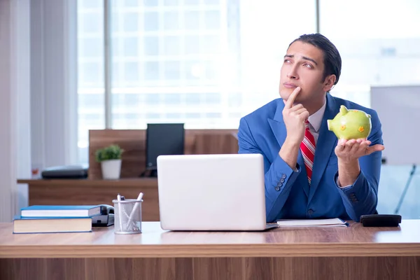 Ung stilig affärsman sitter på kontoret — Stockfoto