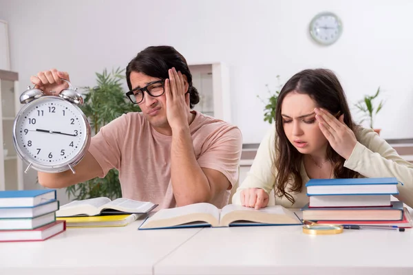 Estudantes se preparando para o exame juntos em casa — Fotografia de Stock