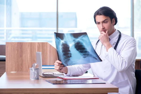 Fiatal férfi orvos radiológus dolgozik a klinikán — Stock Fotó