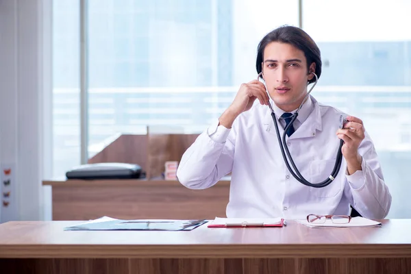 Klinikte çalışan yakışıklı genç bir doktor. — Stok fotoğraf