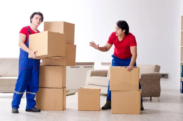 Två unga entreprenörer anställda flyttar personliga tillhörigheter — Stockfoto
