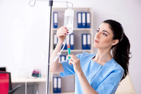 Ung kvinnlig läkare i infusionskoncept — Stockfoto