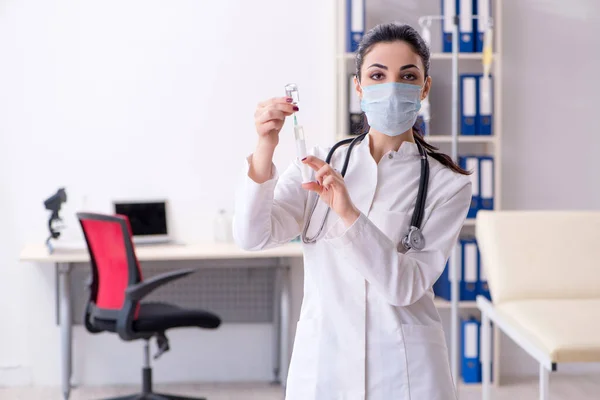 Giovane medico donna nel concetto di infusione — Foto Stock