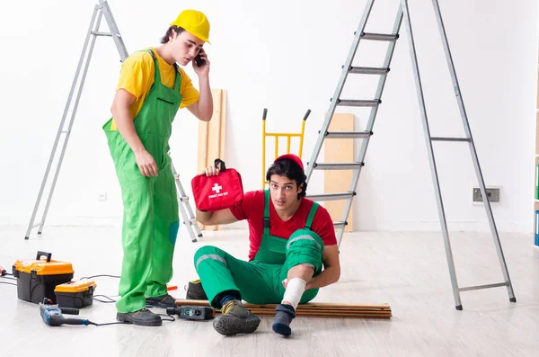 Lavoratore ferito e il suo compagno di lavoro — Foto Stock