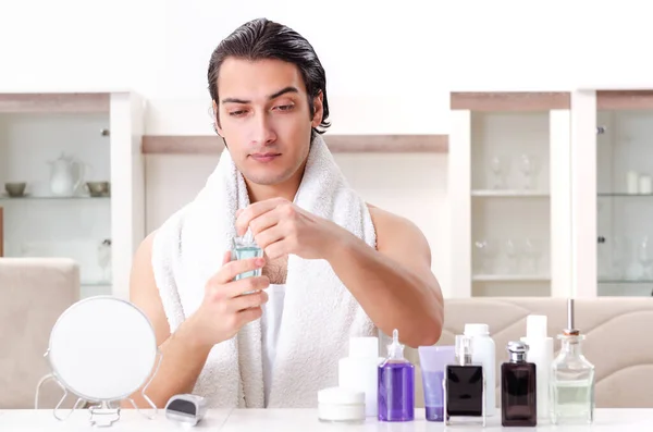 Jeune homme beau dans la salle de bain — Photo