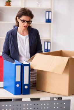 Orta yaşlı kadın çalışanın işinden kovulması