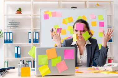 Çelişkili öncelik kavramında genç bayan çalışan