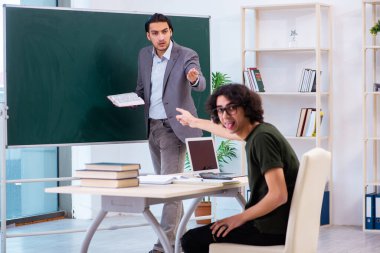 Genç öğretmen ve öğrenci sınıfta.