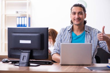 Genç bir erkek. Ofiste uzman.