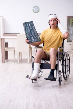 Evde kazadan sonra iyileşen genç adam.