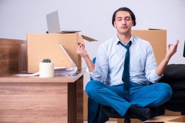 Genç yakışıklı işadamı işinden kovuluyor.