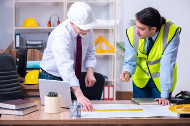 İki mimar proje üzerinde çalışıyor.