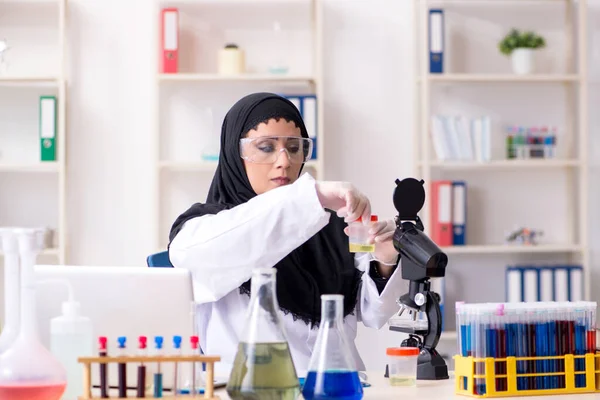 Laboratuvarda çalışan tesettürlü kadın kimyager. — Stok fotoğraf