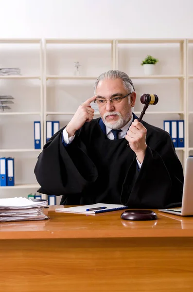 Aged lawyer working in the courthouse — Stock Photo, Image