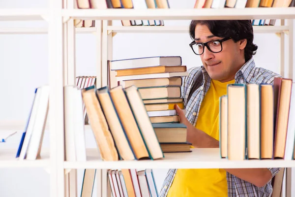 Männlicher Student bereitet sich in Bibliothek auf Prüfungen vor — Stockfoto