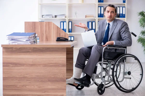 Empregado masculino em cadeira de rodas no escritório — Fotografia de Stock