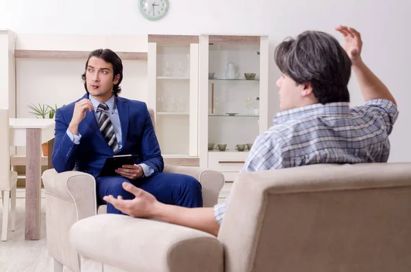 Paciente masculino joven discutiendo con psicólogo problema personal — Foto de Stock