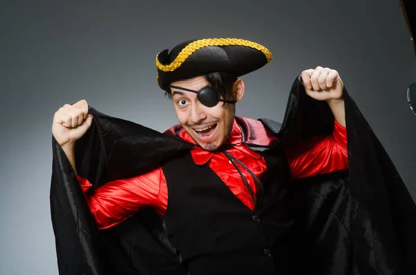 Uomo pirata contro sfondo scuro — Foto Stock