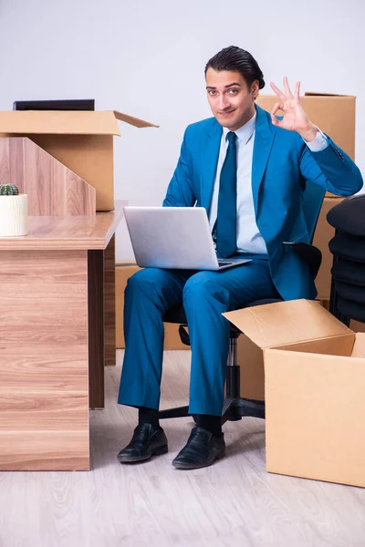 Junger gutaussehender Geschäftsmann wird gefeuert — Stockfoto