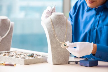 Genç kuyumcu atölyesinde çalışıyor.